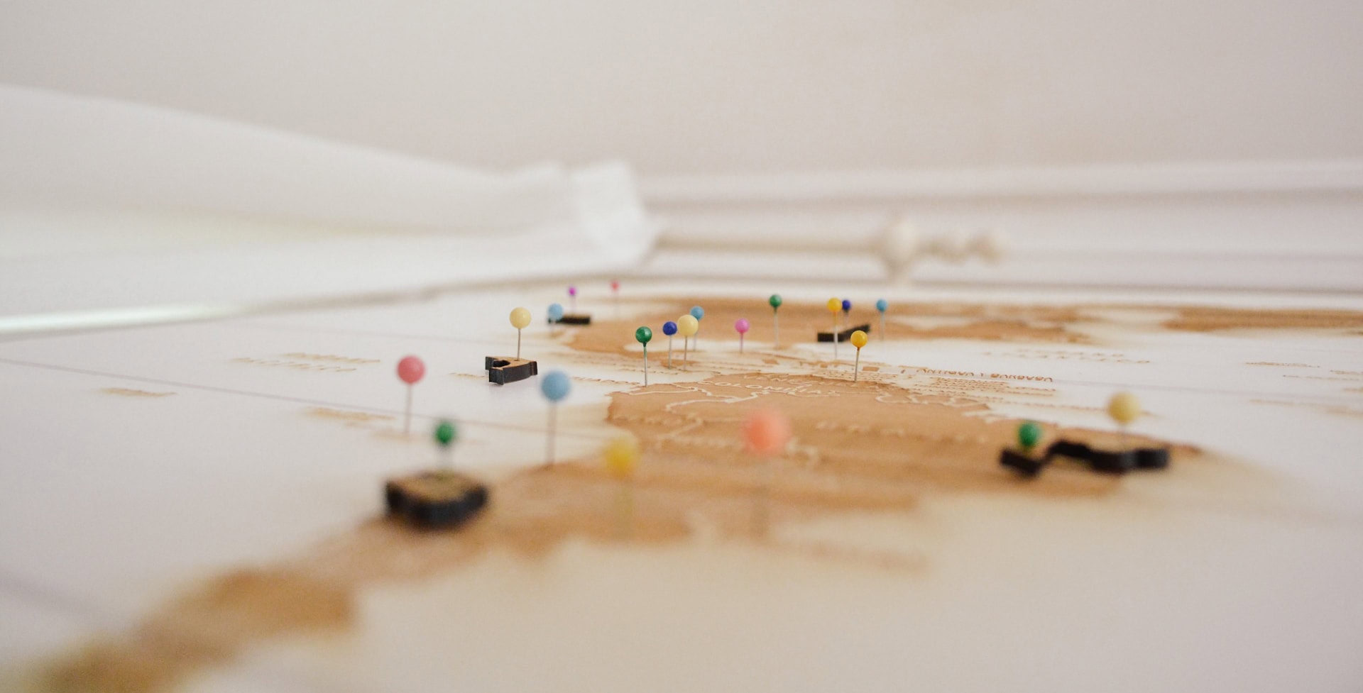 delfi-de-la-rua-vfzfavUZmfc-unsplash Map of the Americas with colored pins in different locations.